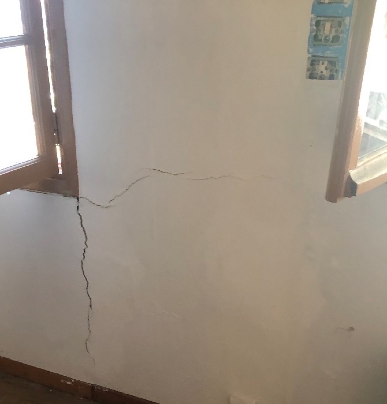 Fissure verticale traversant un mur intérieur, maison expertisée à Sainte-Agnès