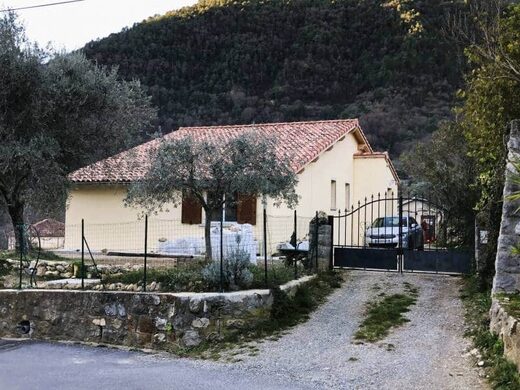Ma&#x00EE;tre&#x20;d&#x2019;&#x0153;uvre&#x20;en&#x20;architecture&#x20;pour&#x20;la&#x20;consultation&#x20;des&#x20;entreprises&#x20;et&#x20;le&#x20;suivi&#x20;de&#x20;chantier&#x20;de&#x20;la&#x20;r&#x00E9;habilitation&#x20;et&#x20;l&#x2019;extension&#x20;d&#x2019;une&#x20;maison&#x20;individuelle&#x20;de&#x20;plain-pied&#x20;&#x00E0;&#x20;Breil-sur-Roya