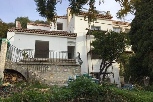 Expertise d&#8217;état d&#8217;avancement de travaux de rénovation d&#8217;une maison individuelle avec deux étages dans le centre-ville de Menton dans les Alpes-Maritimes (06)