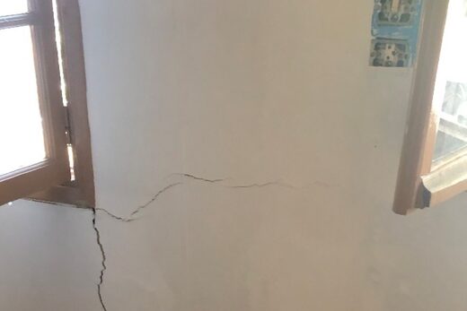 Fissure verticale traversant un mur intérieur, maison expertisée à Sainte-Agnès